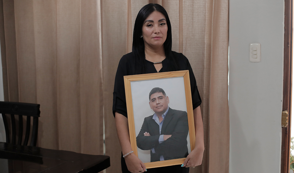 Ausencia. Nathalie Caico, viuda de Gastón Medina, sostiene un retrato del periodista asesinado el 20 de enero de 2025. | Foto: Marco Cotrina / La República