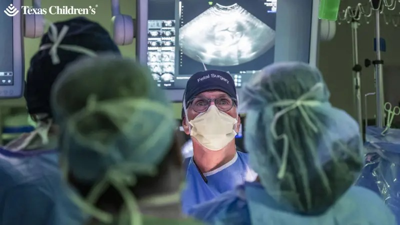 Un equipo médico logró un hito en medicina prenatal al operar a un bebé con malformación congénita dentro del útero.