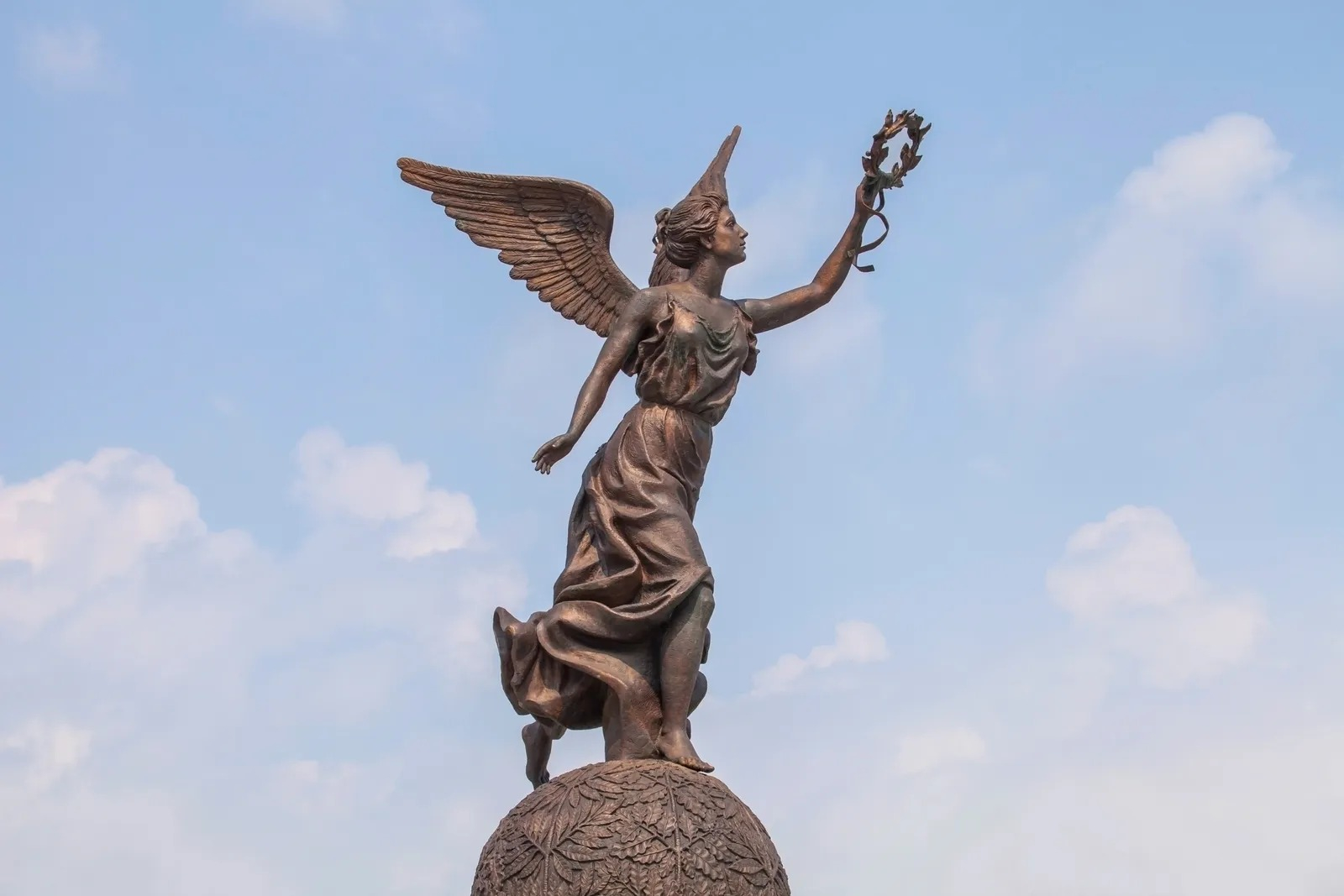 En la mitología griega, Nike (o Niké) es la diosa que personifica el triunfo y la victoria, destacando como una figura alada asociada al deporte y la guerra. Foto: Architectural Digest México