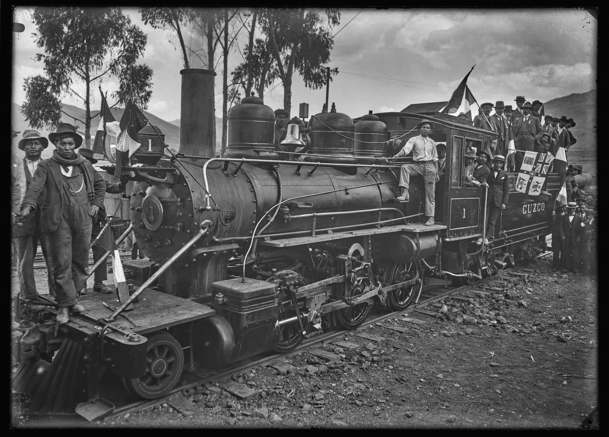 1921. Salida del primer tren locomotora del ferrocarril de Cuzco a Santa Ana . Estación San Pedro. Foto: Archivo Martín Chambi.