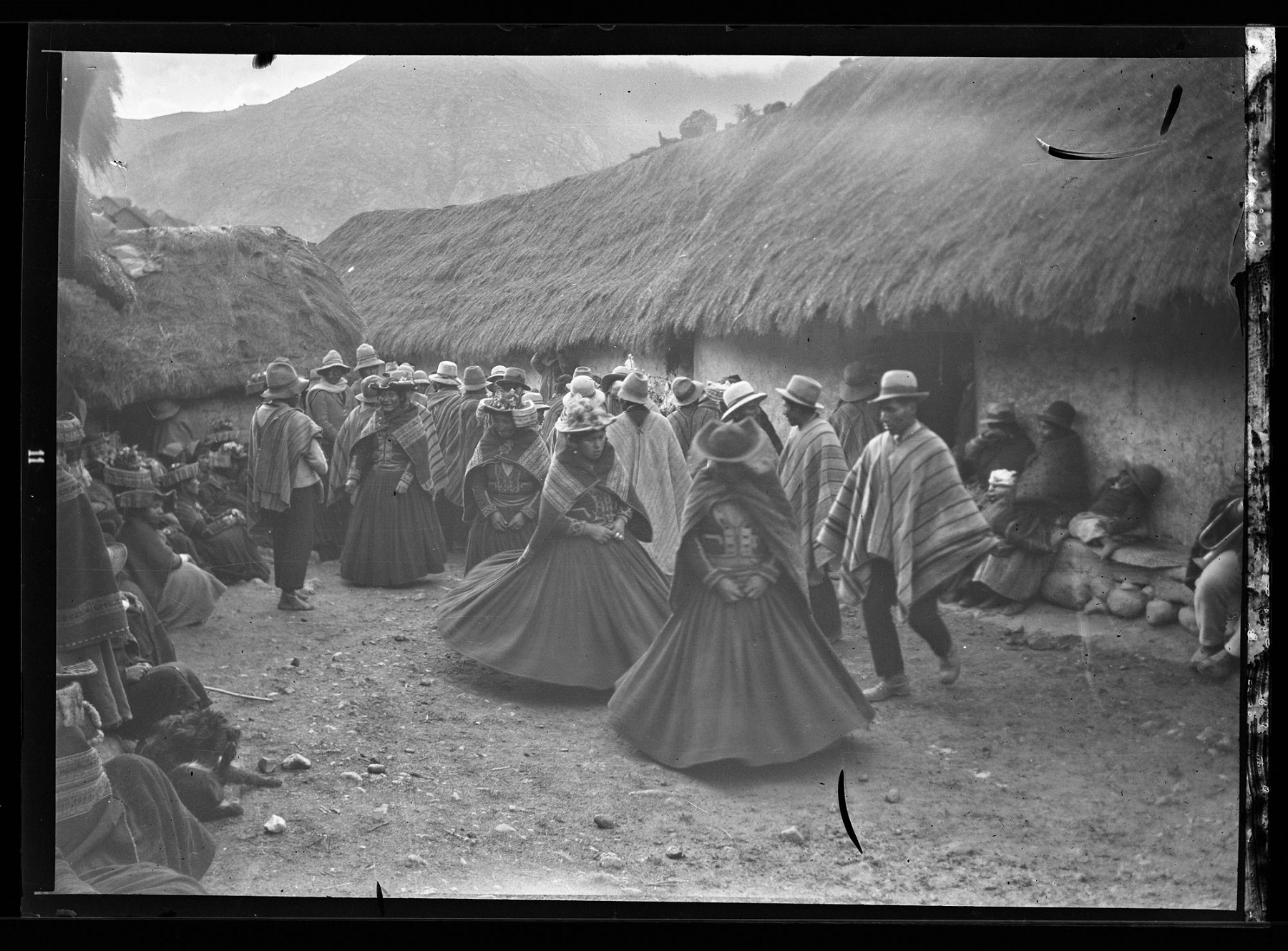 Coasa. Celebración en casa de los Chambi. Foto: Archivo Martín Chambi.