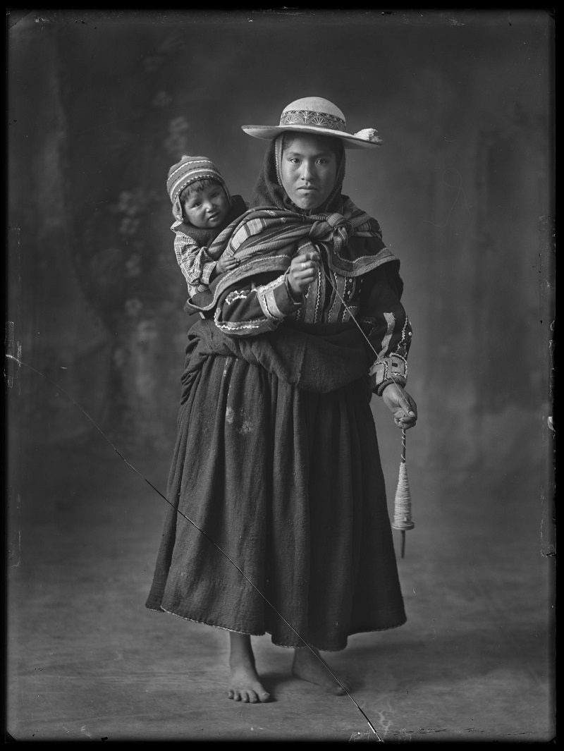 1934. Mujer hilandera de Combapata. Cusco.. Foto: Archivo Martín Chambi.
