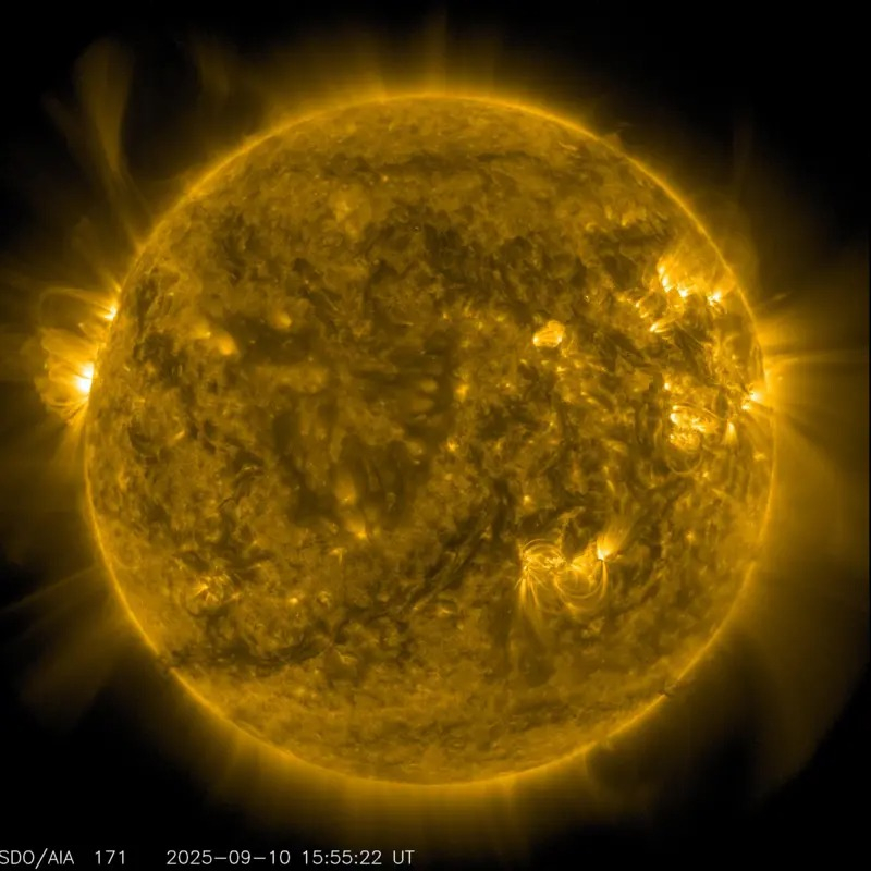Una fotografía obtenida por la NASA que muestra expulsiones de material desde la superficie del Sol.