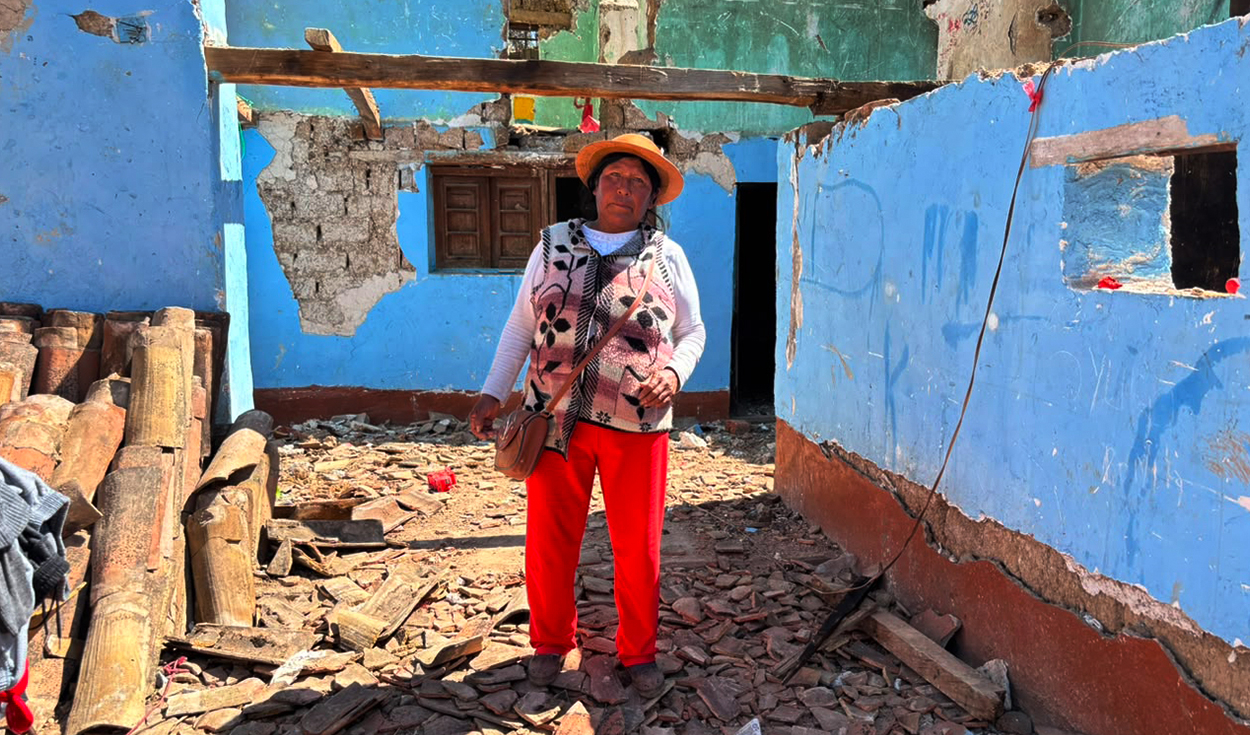 Lo perdió todo. Juana vive en una carpa junto a sus hijos y nietos tras el colapso de su vivienda. | Foto: Adrián Sarria Muñoz / La República