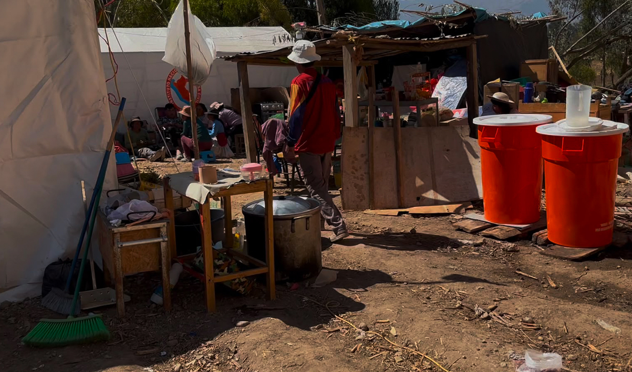 En medio de la emergencia. Los pobladores de Ánimas preparan sus alimentos en una olla común mientras viven en carpas. | Foto: Adrián Sarria Muñoz / La República