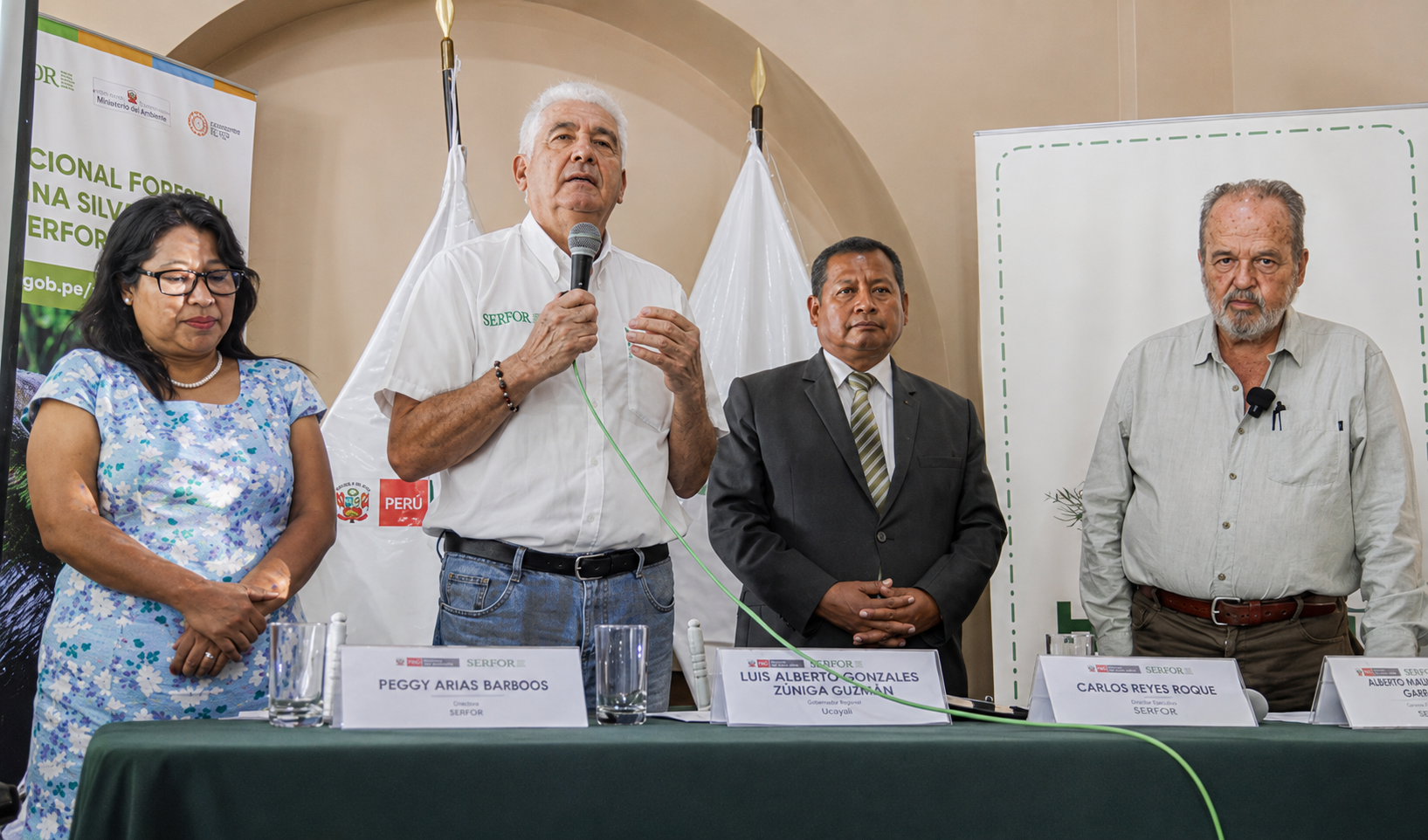 El Servicio Nacional Forestal y de Fauna Silvestre (SERFOR) le entregó a Alberto Benavides Ganoza la resolución que le otorga la titularidad de la concesión para conservación Lomas y Tillandsiales de Amara y Ullujalla, en Ica. Foto: Gobierno del Perú