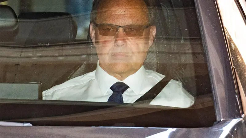El padre de Cat fue condenado a cadena perpetua por el asesinato de su esposa.