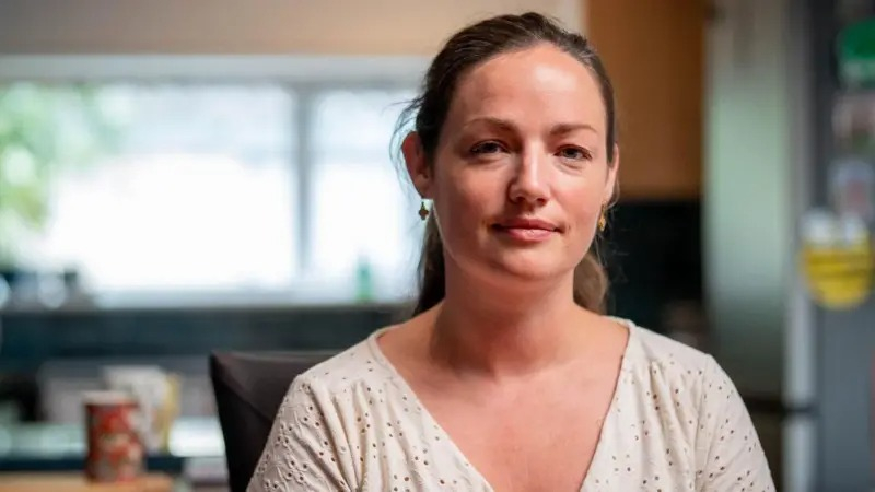 Cat Razzell durante una entrevista para la BBC.