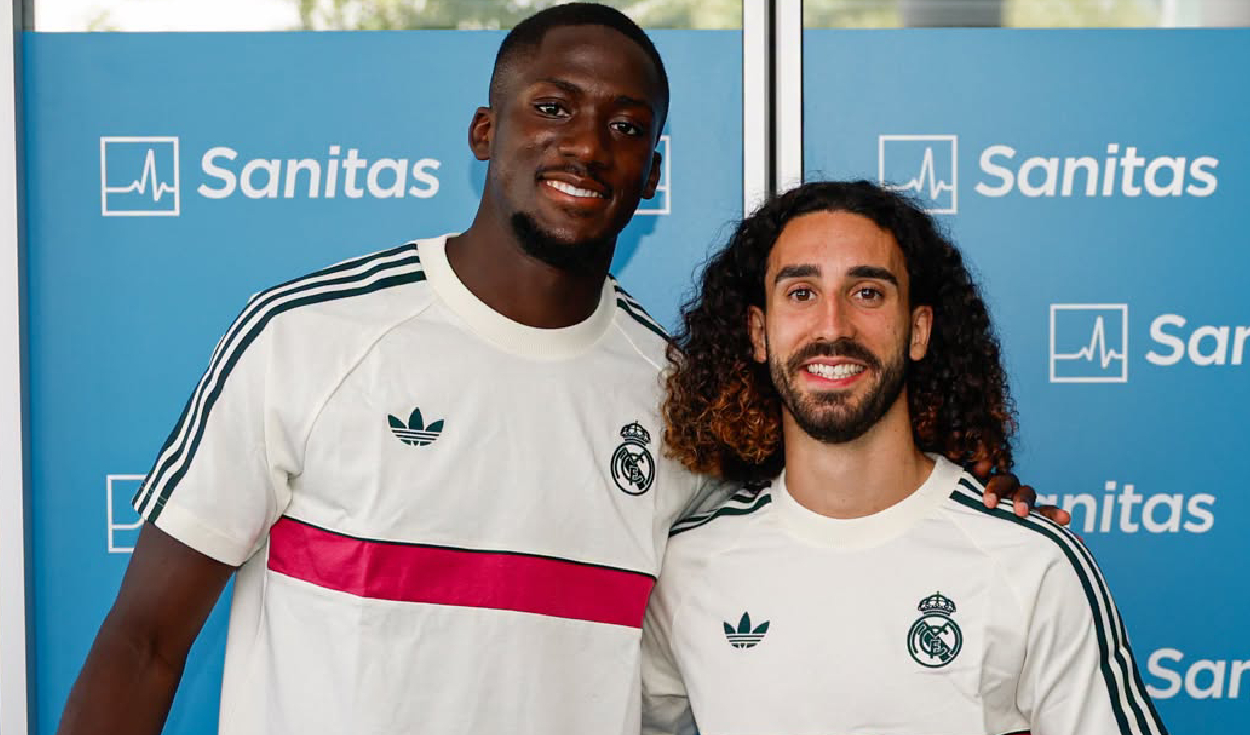 Konaté junto a Cucurella