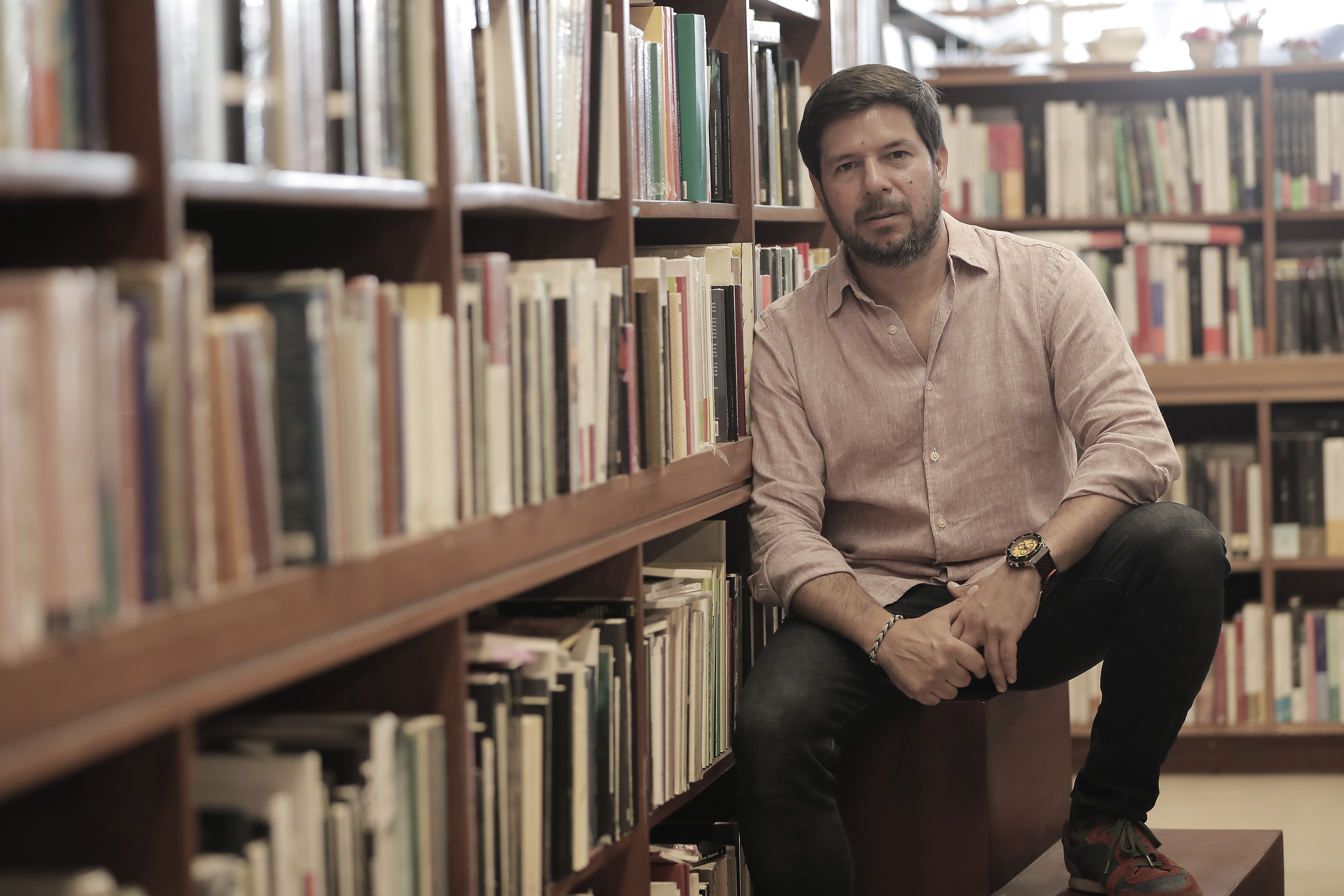 Renato Cisneros Reissues Novel on Peruvian Family Secrets