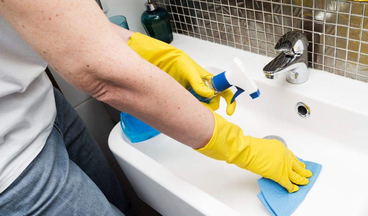 White Vinegar Cleans Bathroom Limescale and Bad Odours