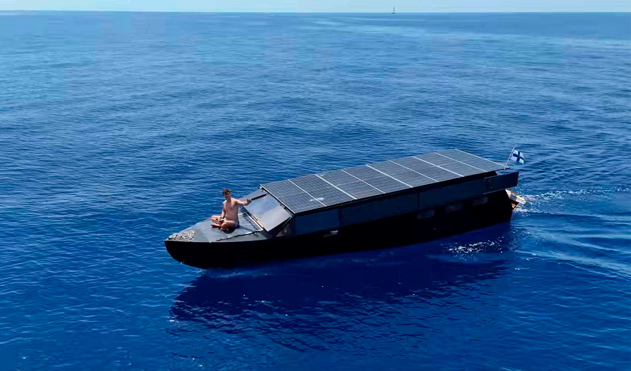 El barco que recorrió 5.500 kilómetros sin usar conbustible: funciona con energía solar y un motor eléctrico