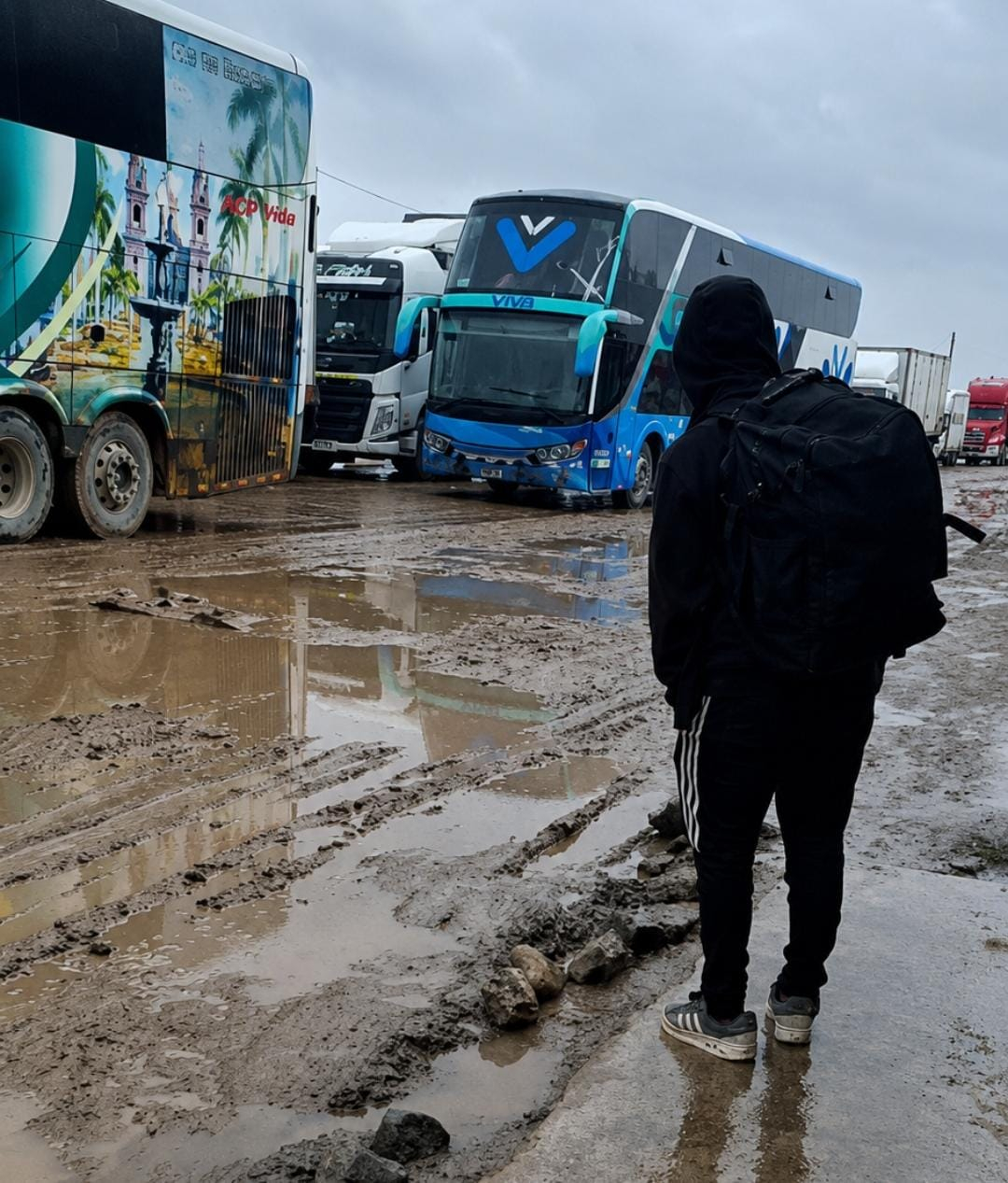Pasajeros permanecen varados en la carretera.