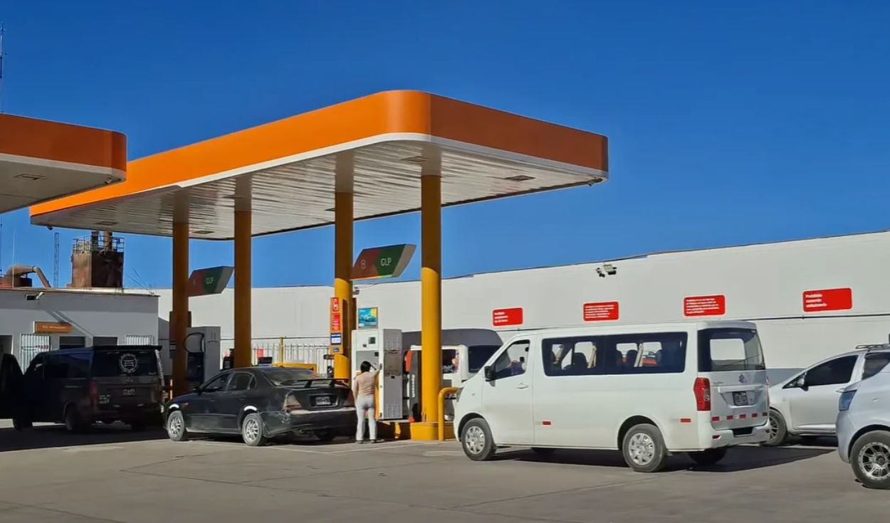 Grifos se quedan sin GLP por bloqueos en la Panamericana Sur: largas colas por combustible en Arequipa