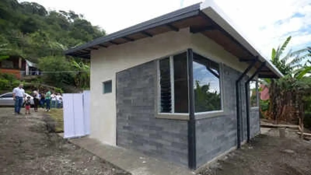 Pasó 9 años ahorrando para comprar un terreno y terminó construyendo su casa con 7 toneladas de plástico reciclado