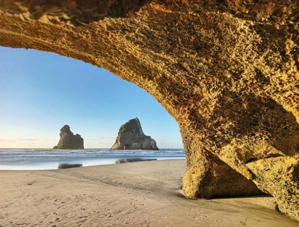 La playa Wharariki destaca por sus extensas dunas de arena y su costa abierta al mar de Tasmania. Foto: El Tiempo