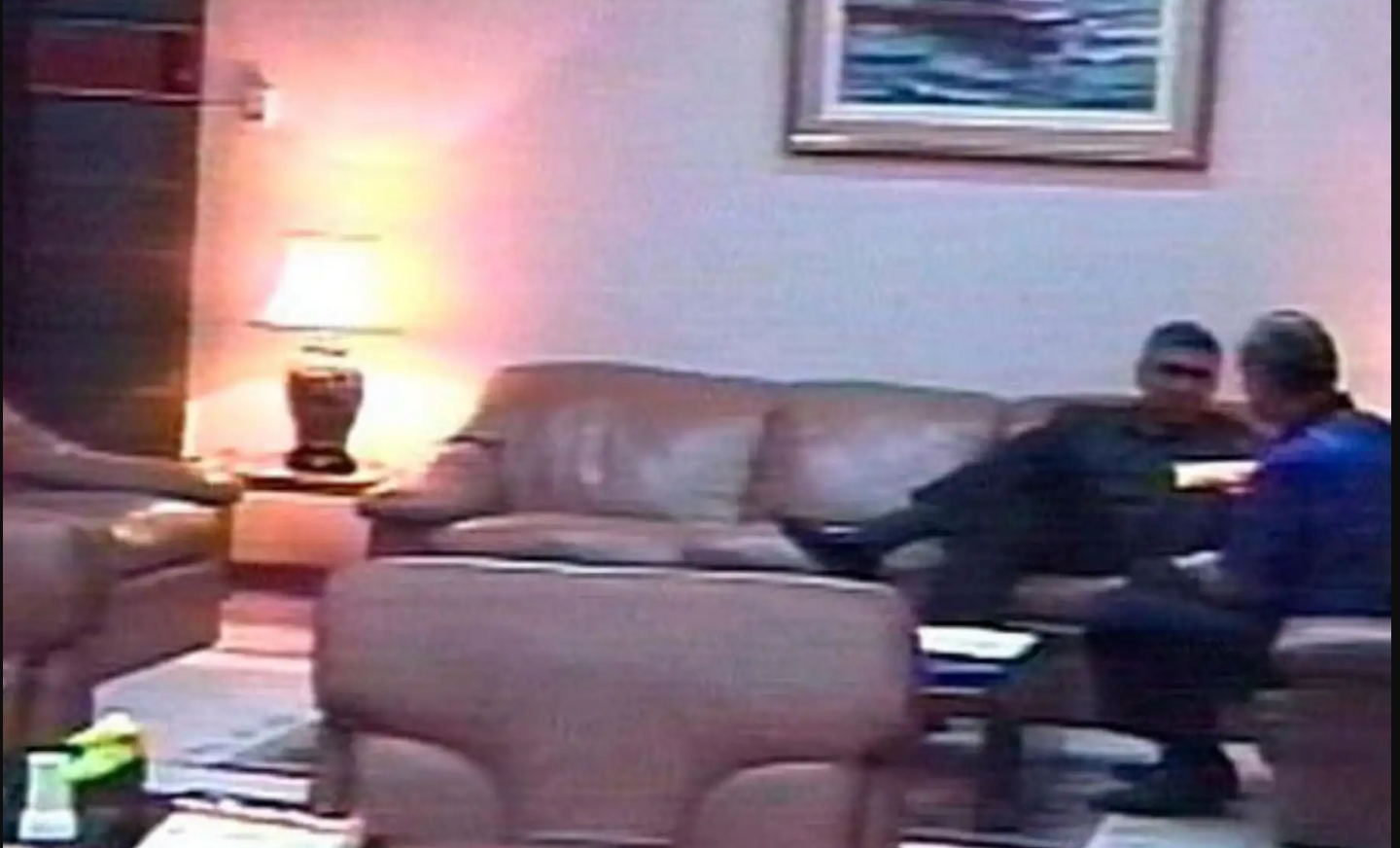 Raúl Tola fue uno de los periodistas que presentó el primer vladivideo entre Alex Kouri y Vladimiro Montesinos, el 14 de septiembre de 2000. Imagen: Captura.