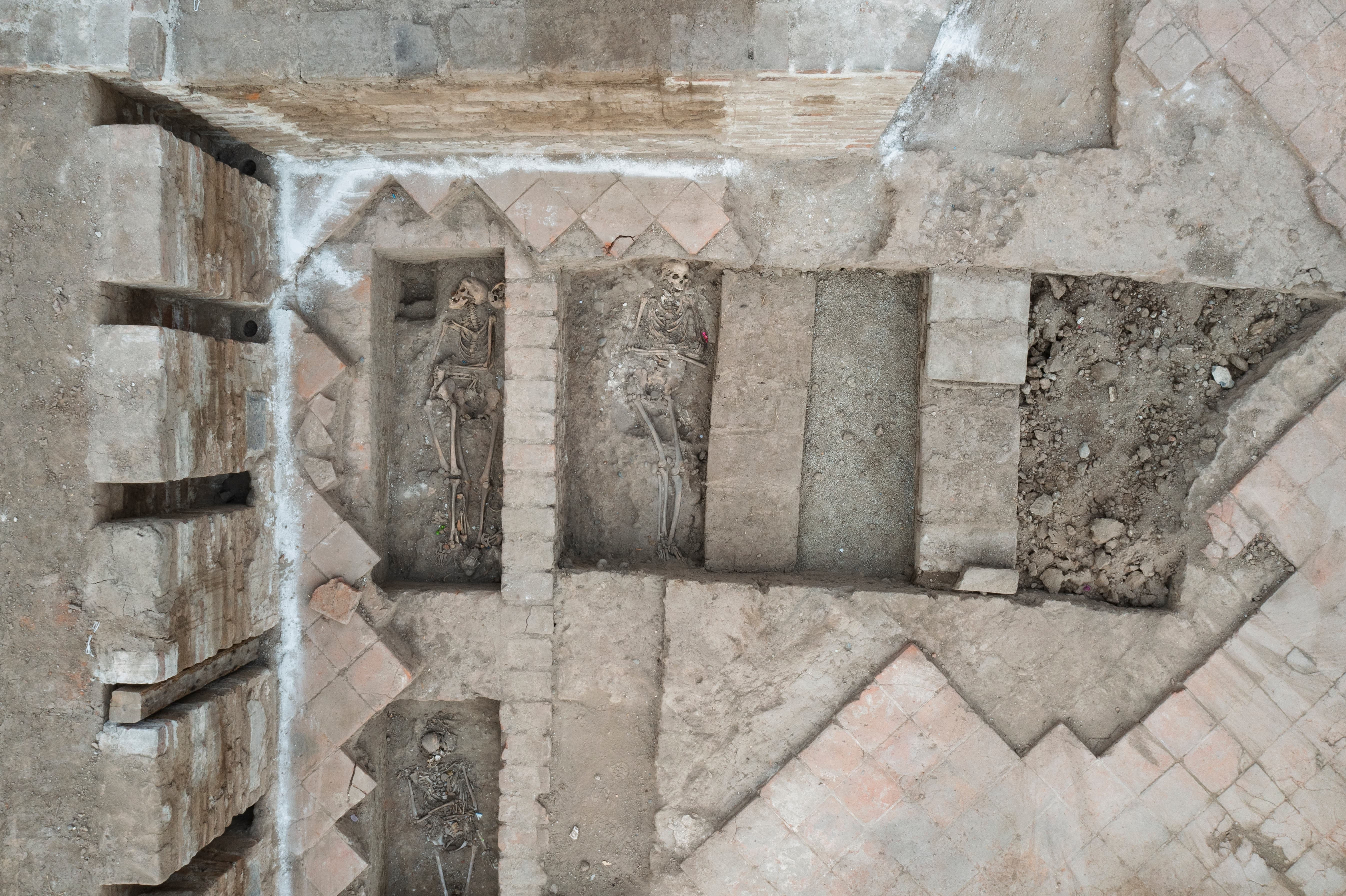 Bajo la antigua capilla aparecieron restos humanos colocados sobre el terreno y dentro de nichos funerarios. Foto: Prolima