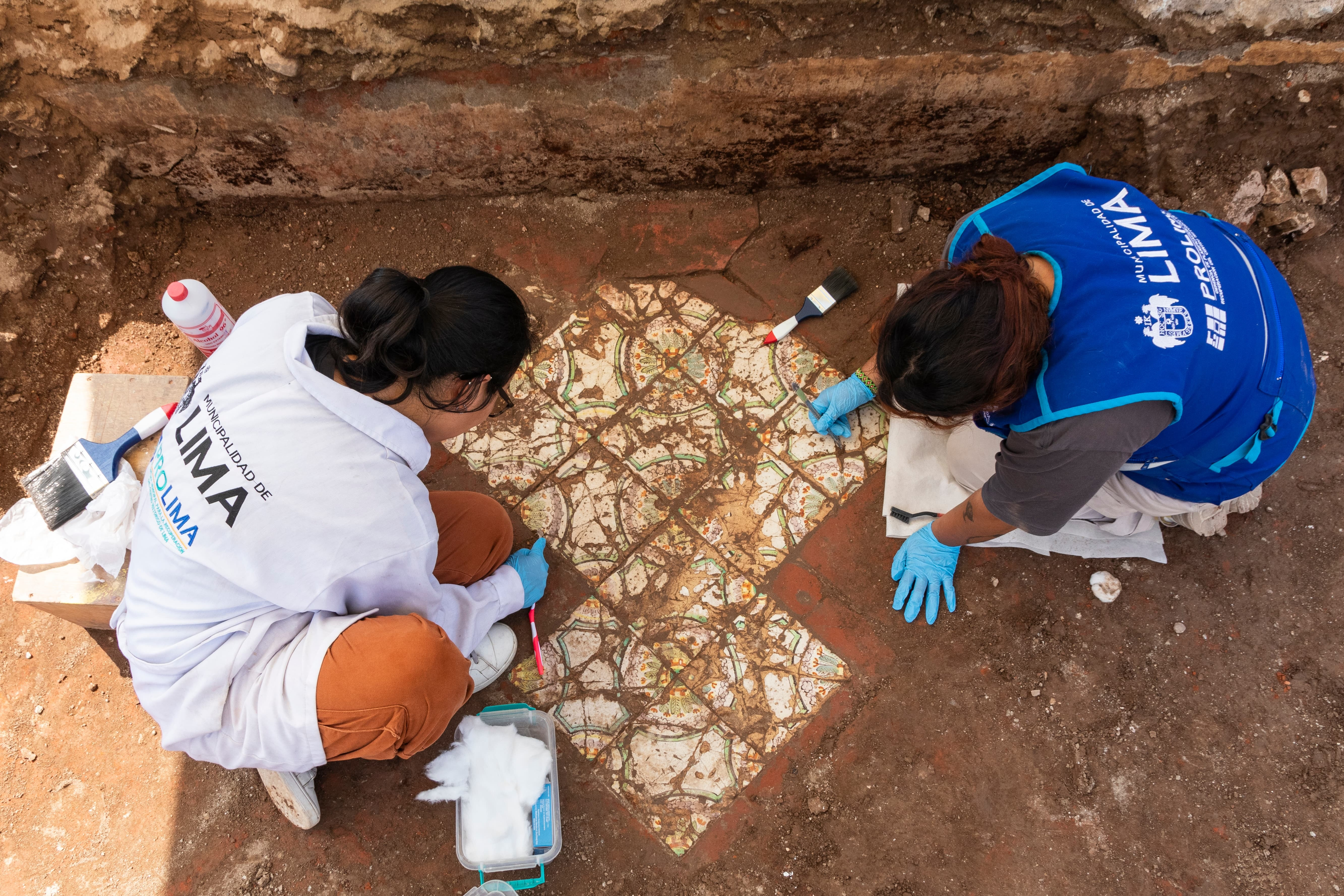 Las obras también mostraron azulejos valencianos del siglo XVIII con motivos vegetales. Foto: Prolima