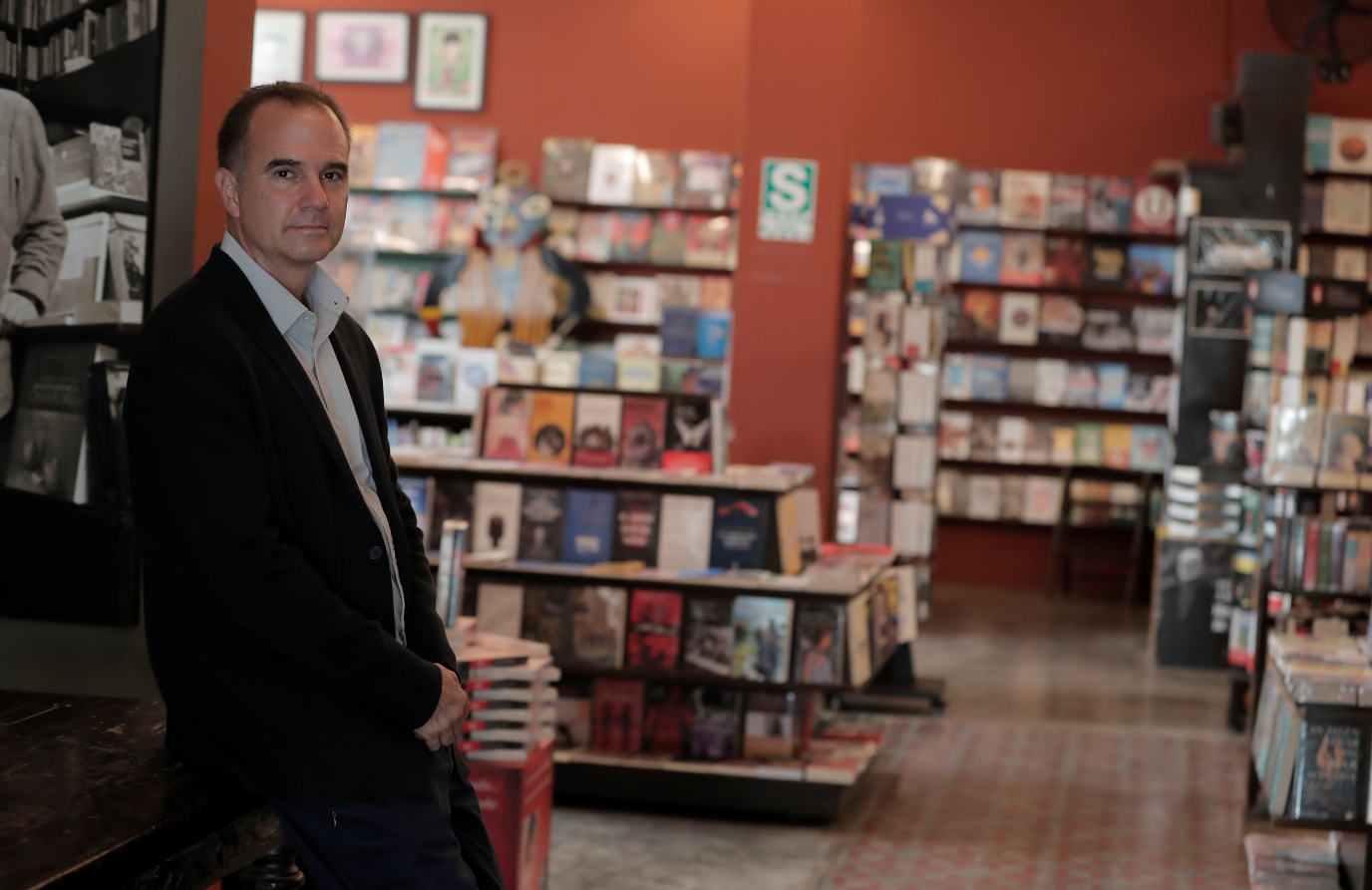 Raúl Tola: “El principal activo que tiene un medio de comunicación es su credibilidad, que hay que defender, que hay que cultivar”. En Librería El Virrey. Foto: Marco Cotrina.