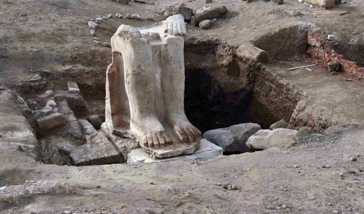 La parte inferior de la estatua fue desenterrada por primera vez en 1930 por el arqueólogo alemán Günther Roeder.