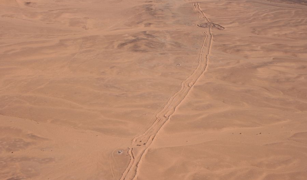 La barrera de arena mide 2.700 kilómetros de longitud y fue construida por Hassan II. Foto: EFE