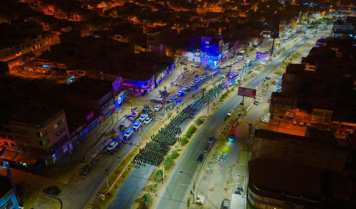 Policía Nacional del Perú y Municipalidad de Carabayllo recuperan más de 14 cuadras de avenida Túpac Amaru en operativo conjunto. Foto: Municipalidad de Carabayllo. PNP y Municipalidad de Carabayllo ejecutan operativo para recuperar avenida Túpac Amaru