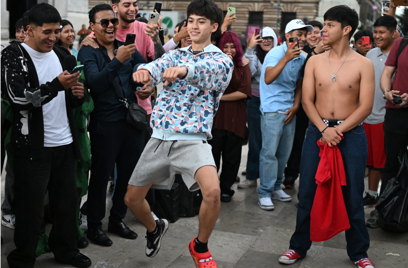 En Ciudad de México. Un joven hace un gesto hacia su oponente. Foto: AFP.