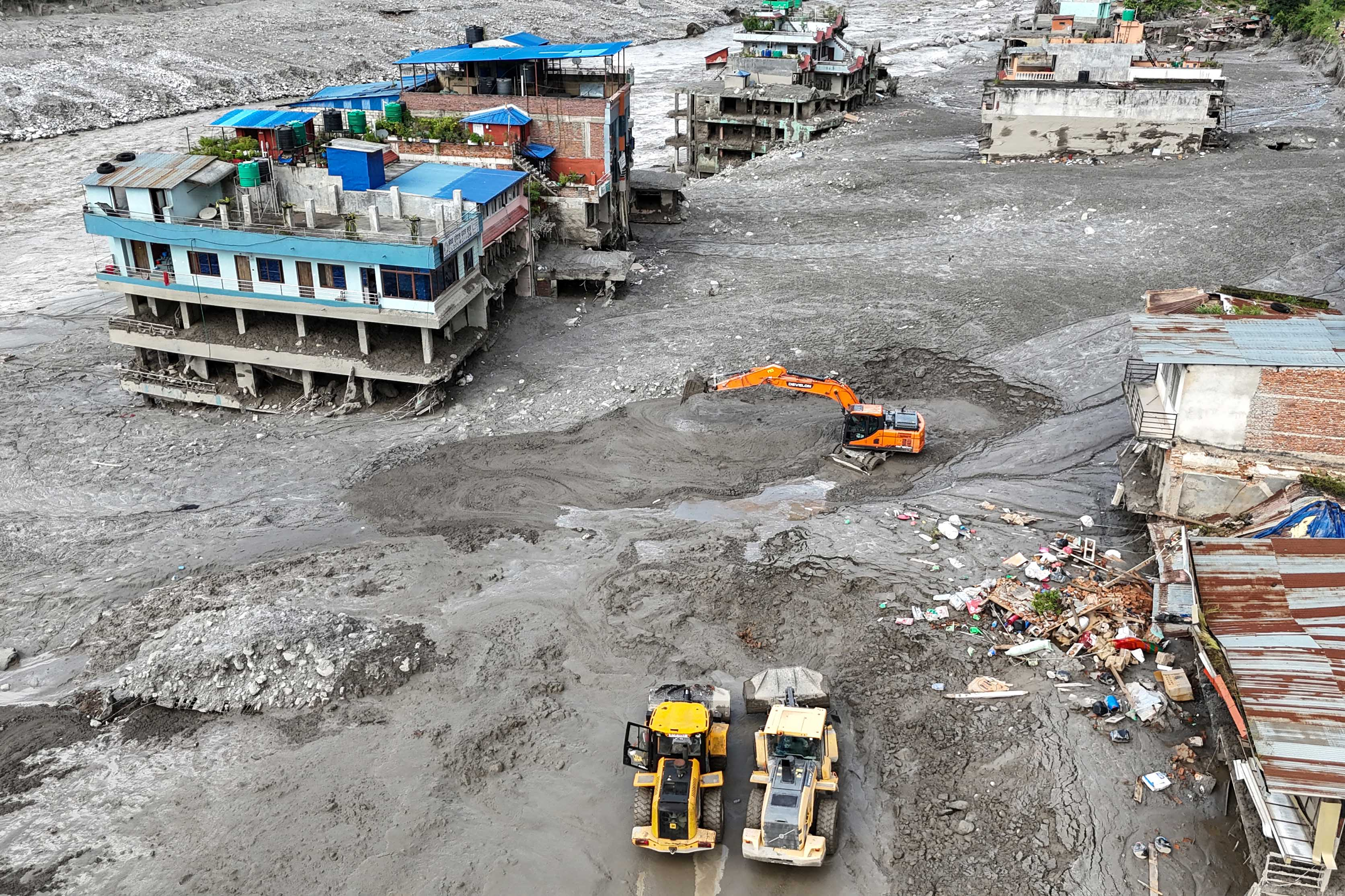Viviendas bajo el lodo y otras en escombros tras la riada en Nepal