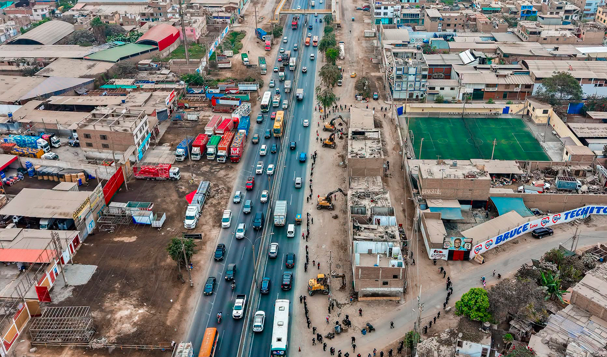 Puente Piedra Demolishes Occupied Homes to Widen Pan-American Highway