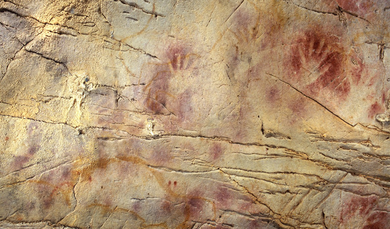 Para crear el arte de las manos de El Castillo, nuestros antepasados podrían haber puesto los pigmentos en su boca y luego escupido la pintura para estampar sus manos. Foto: Gobierno de Cantabria/Pedro Saura Ramos