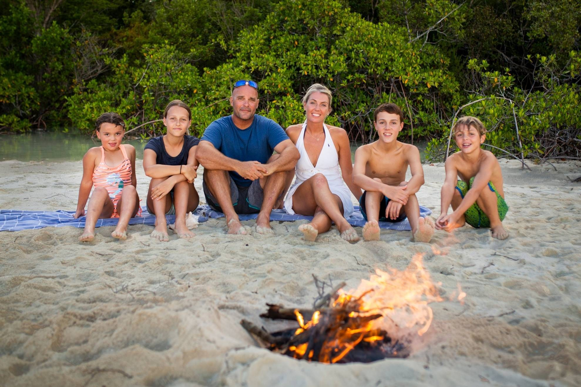 La familia está conformada por los padres, Bryan y Sarah Baeumler, y sus cuatro hijos, Quintyn, Charlotte, Lincoln y Josephine. Foto: HGTV