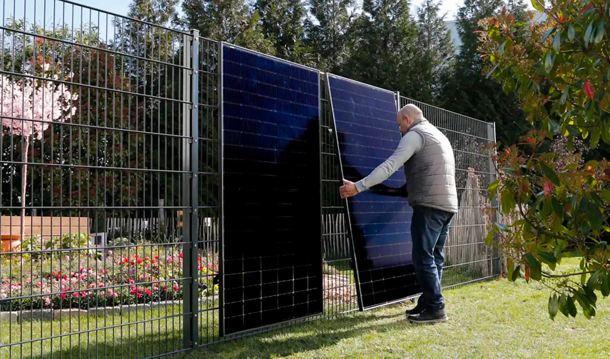 Un usuario instala una cerca equipada de paneles solares. Foto: Green Aku