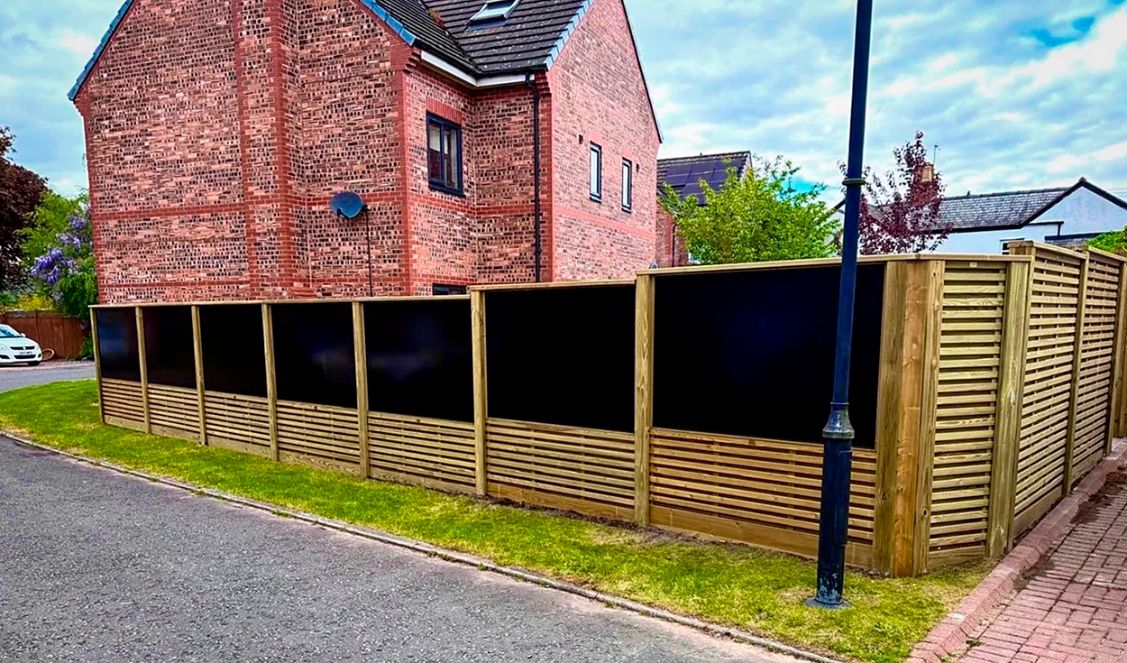 Una vivienda rodeada por un valla con paneles solares. Foto: Jacksons Fencing