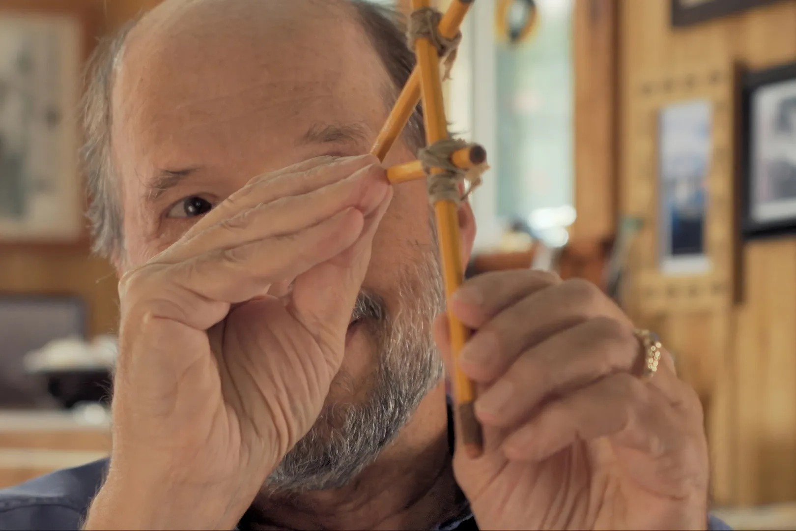Steve Callahan muestra su sextante en el documental 