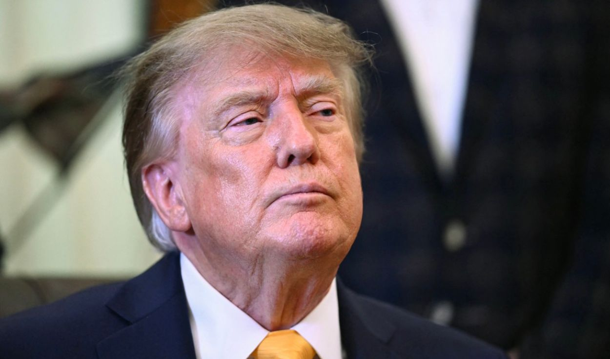 Trump presenta el posible nuevo uniforme de la Fuerza Espacial de EE. UU. y las redes lo comparan por su diseño con un traje nazi