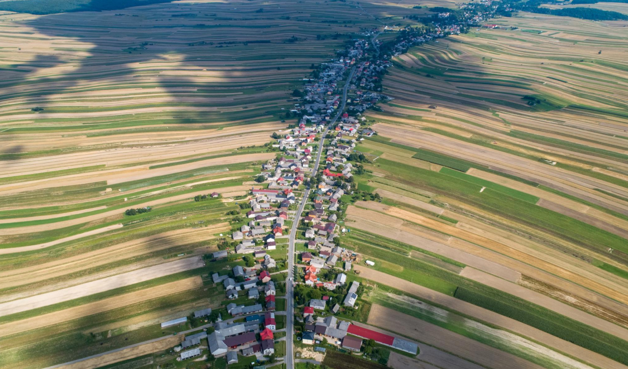 En esta peculiar ciudad viven 6.000 personas a lo largo de una única calle de 9 kilómetros de longitud