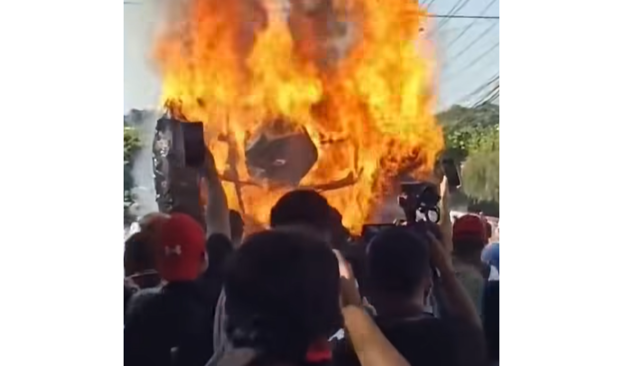 La estructura es demasiado alta para ser un vehículo policial. Foto: Facebook