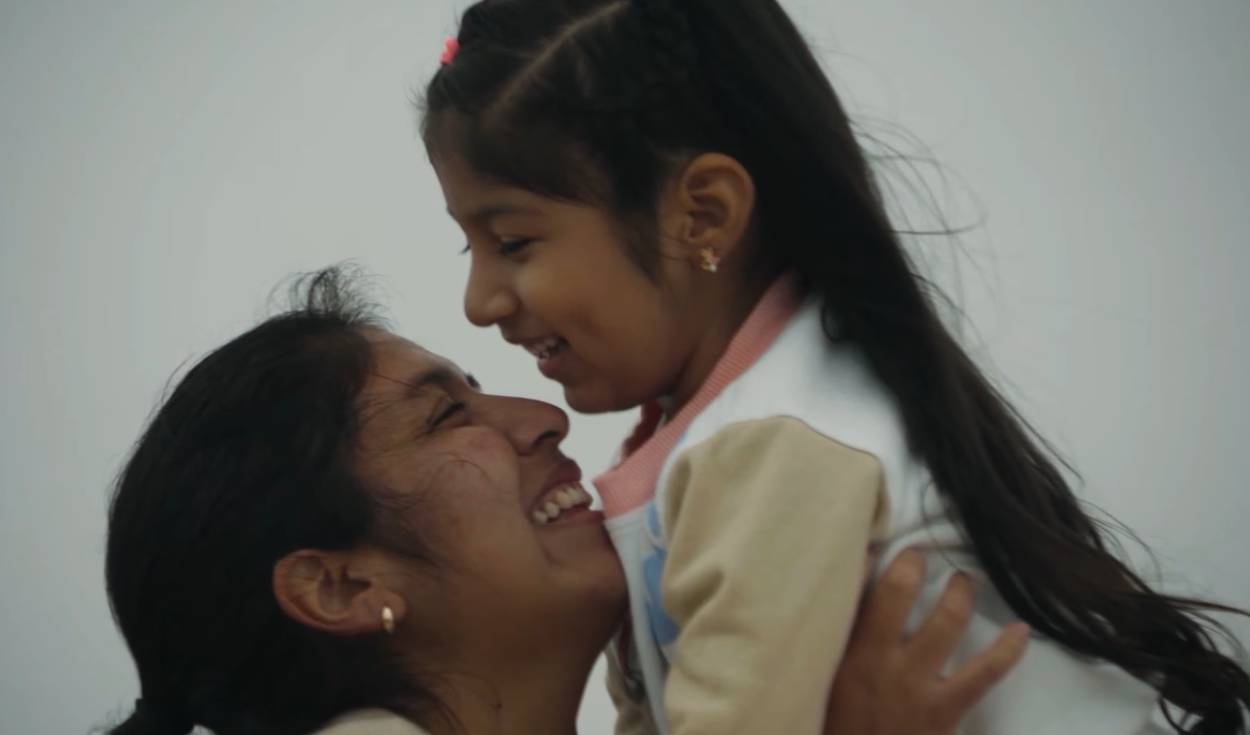 Su madre, Jazmín, dejó su hogar en Chincha por un futuro mejor. Foto: difusión. teleton-2026