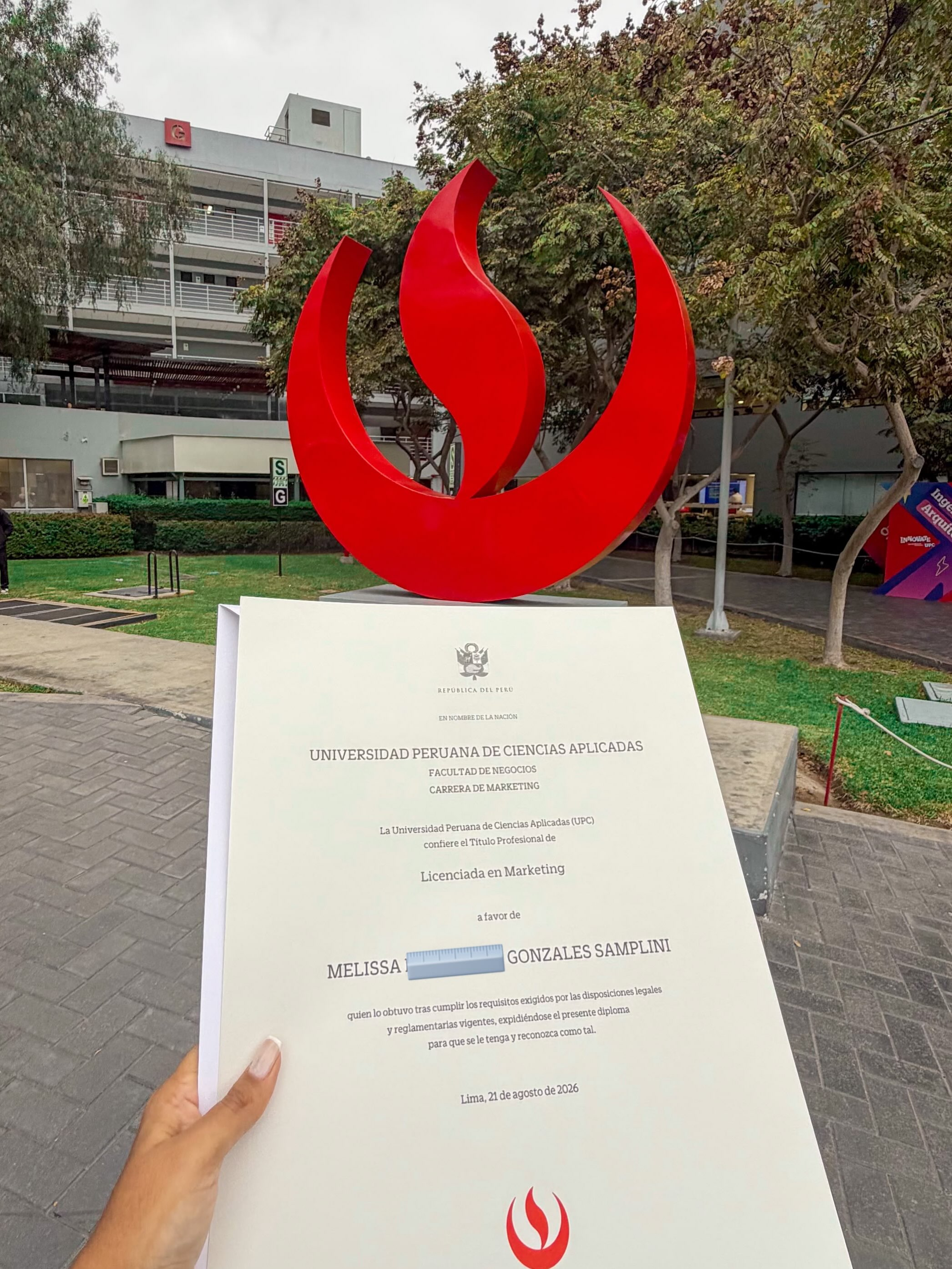 Melissa Gonzáles, esposa de Jorge Luna, se titula como licenciada. Foto. Instagram  