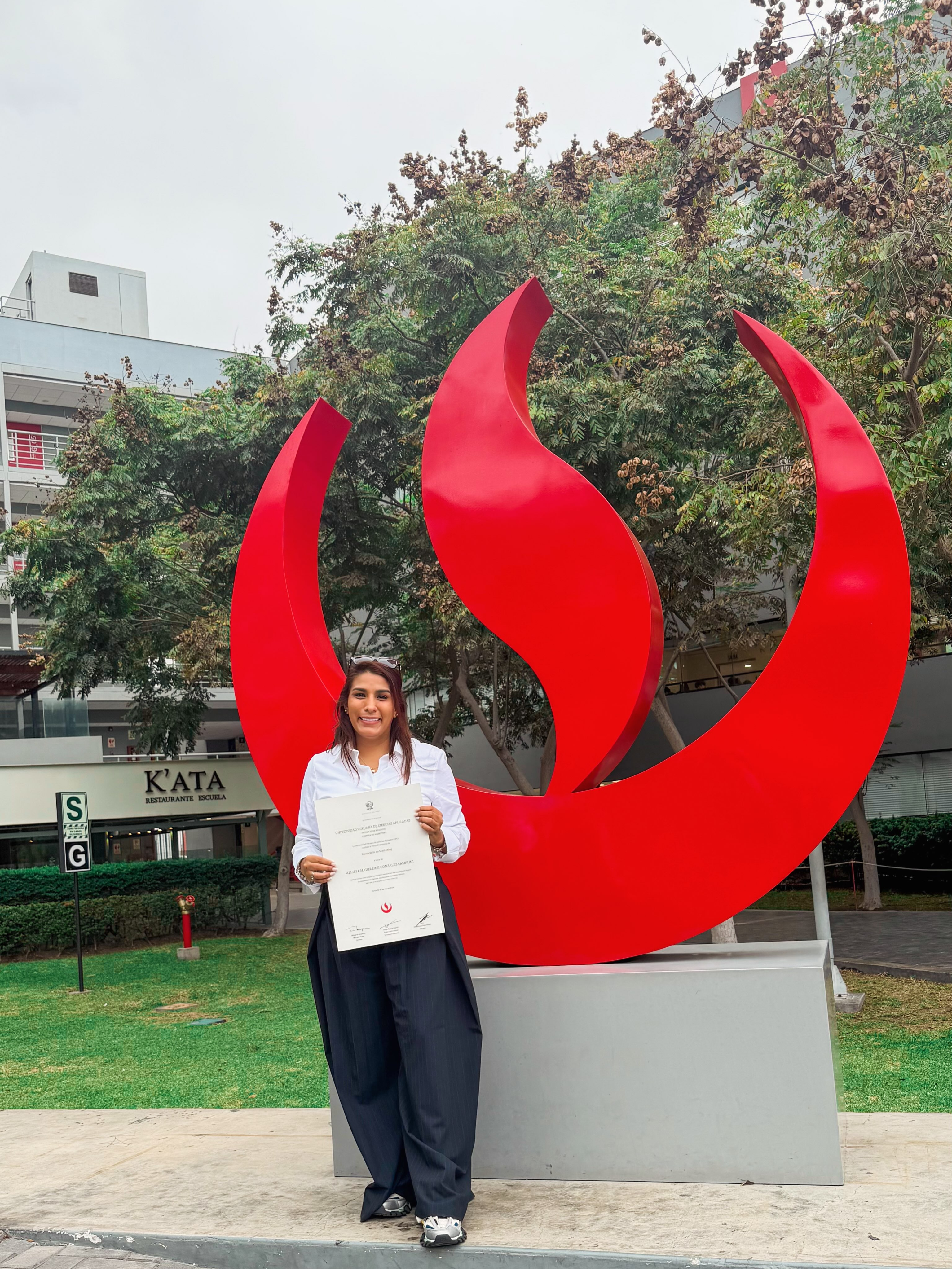 Melissa Gonzáles, esposa de Jorge Luna, se titula como licenciada. Foto. Instagram  