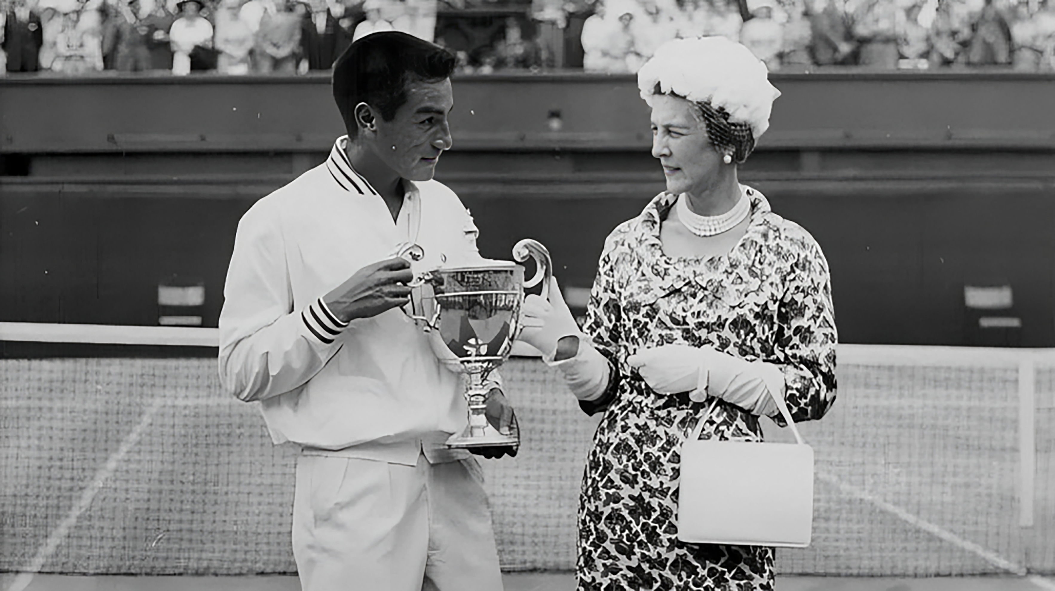 1959. Alejandro Olmedo y la duquesa de Kent, en Wimbledon. Foto: Difusión.