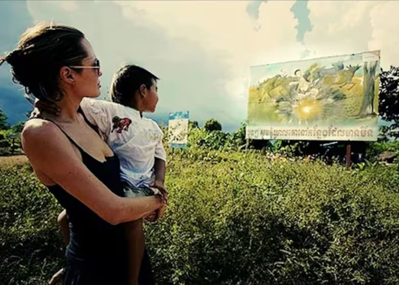 Angelina Jolie junto a su hijo Maddox visitando Camboya en el año 2003. Foto: Maddox Foundation