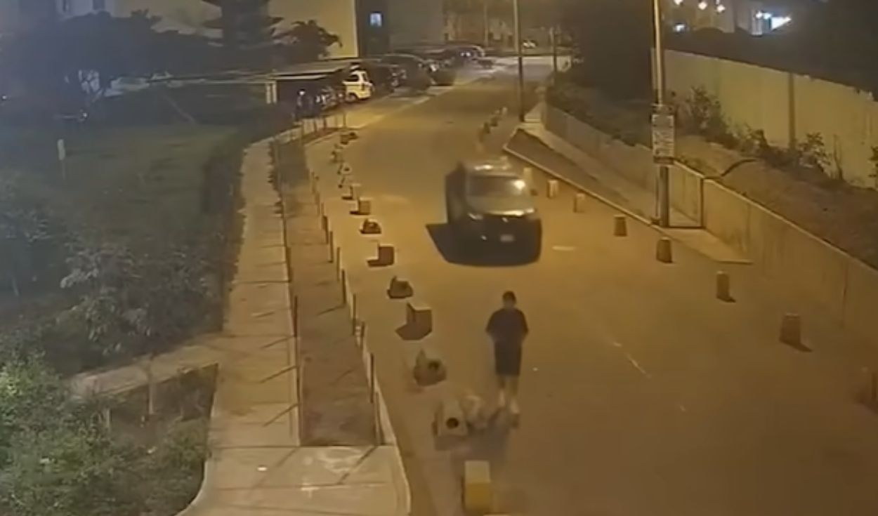 Camioneta que pertenecería al Mininter atropella a joven que paseaba a su perro en SJM y lo deja en UCI