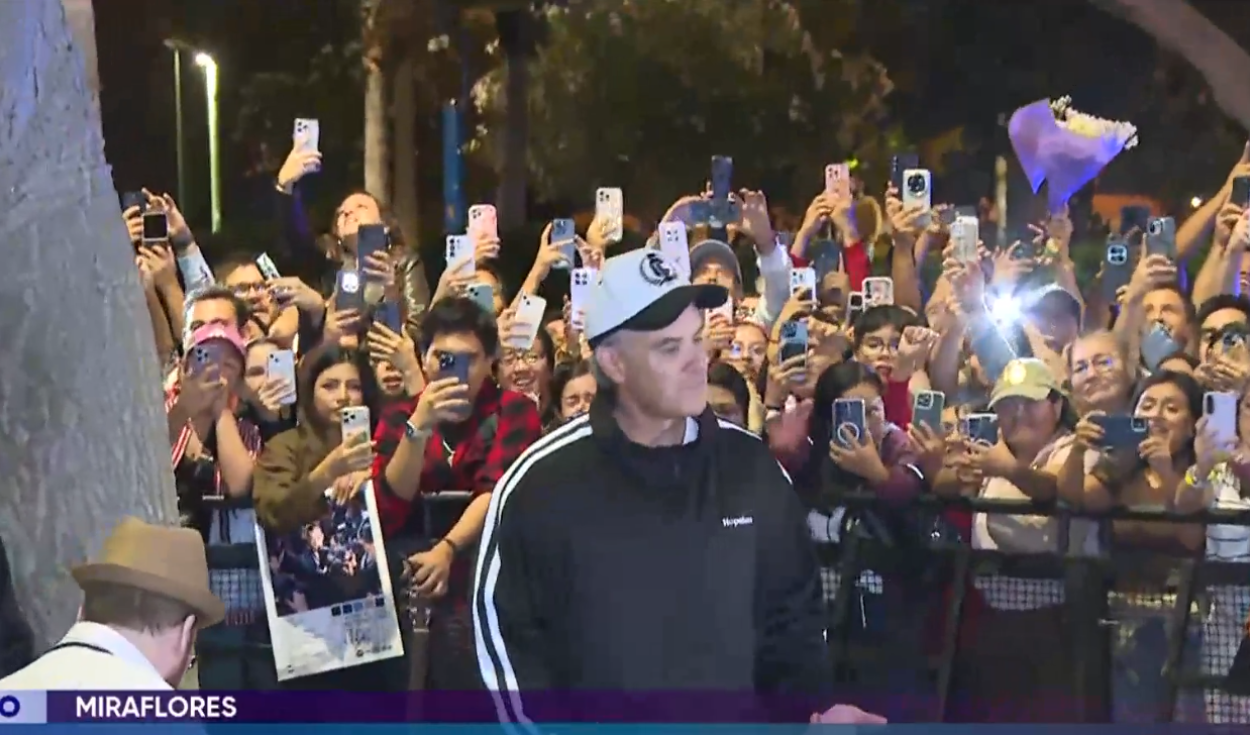 Robbie Williams sorprende a sus fans en su hotel y da breve show tras cancelarse su concierto en Lima