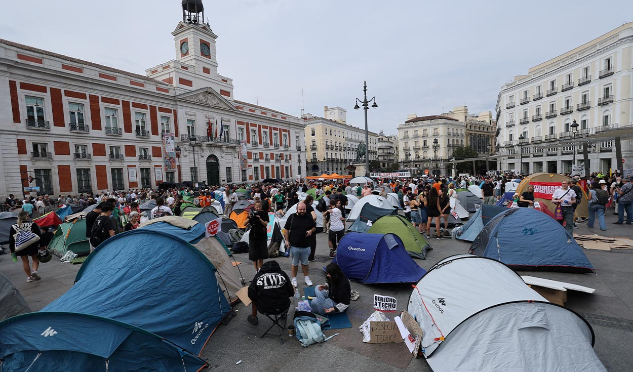 Cientos acampan en Madrid en protesta por la crisis de vivienda tras el desalojo de una mujer de 87 años