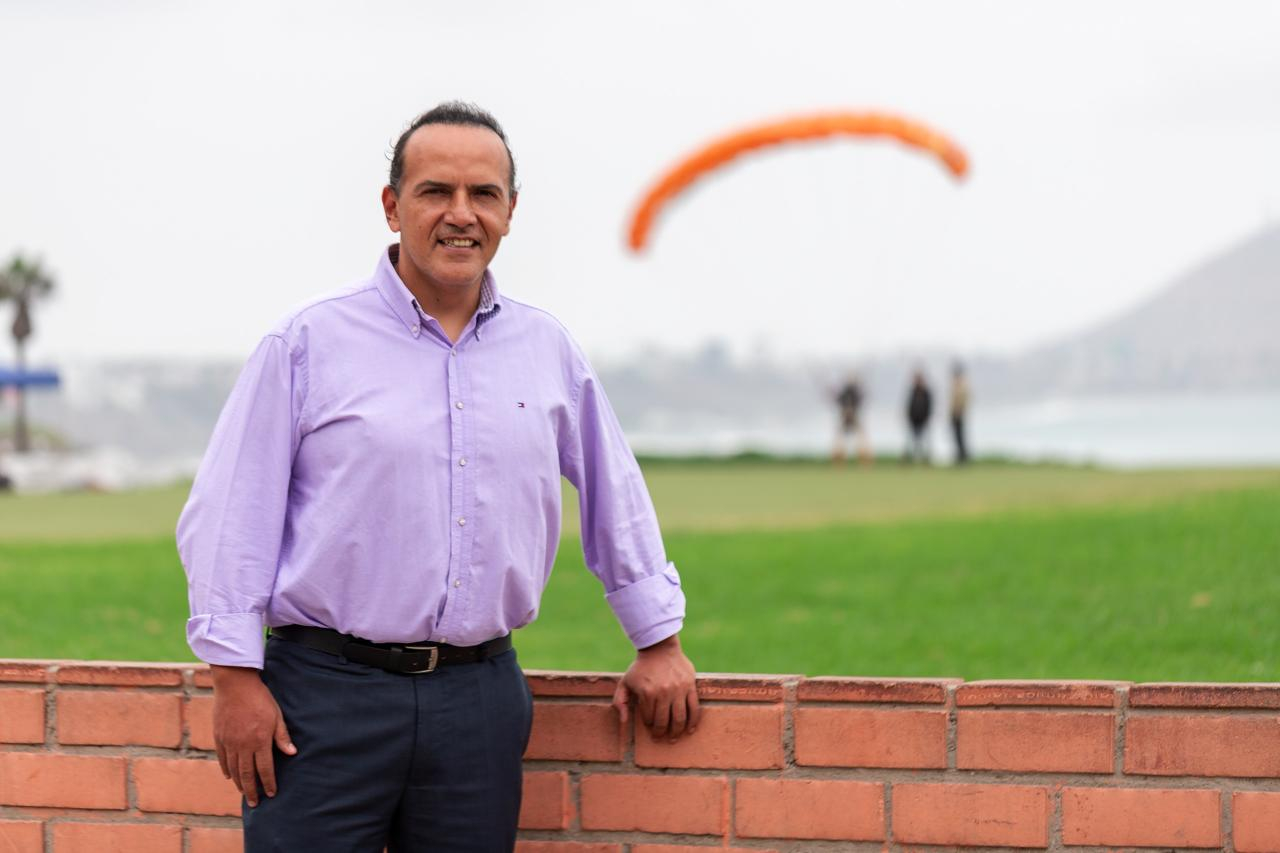 "Quiero que el vecino tome decisiones con nosotros", propone candidato a Miraflores y opositor a Canales, Renato Otiniano