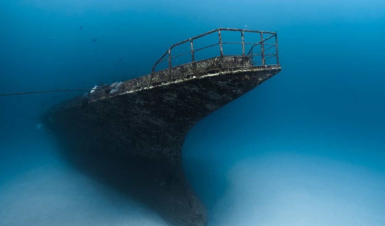 Más alto que la Torre de Pisa y pesa 499 toneladas: un barco antiguo fue hundido para intentar crear un hábitat marino en aguas tropicales