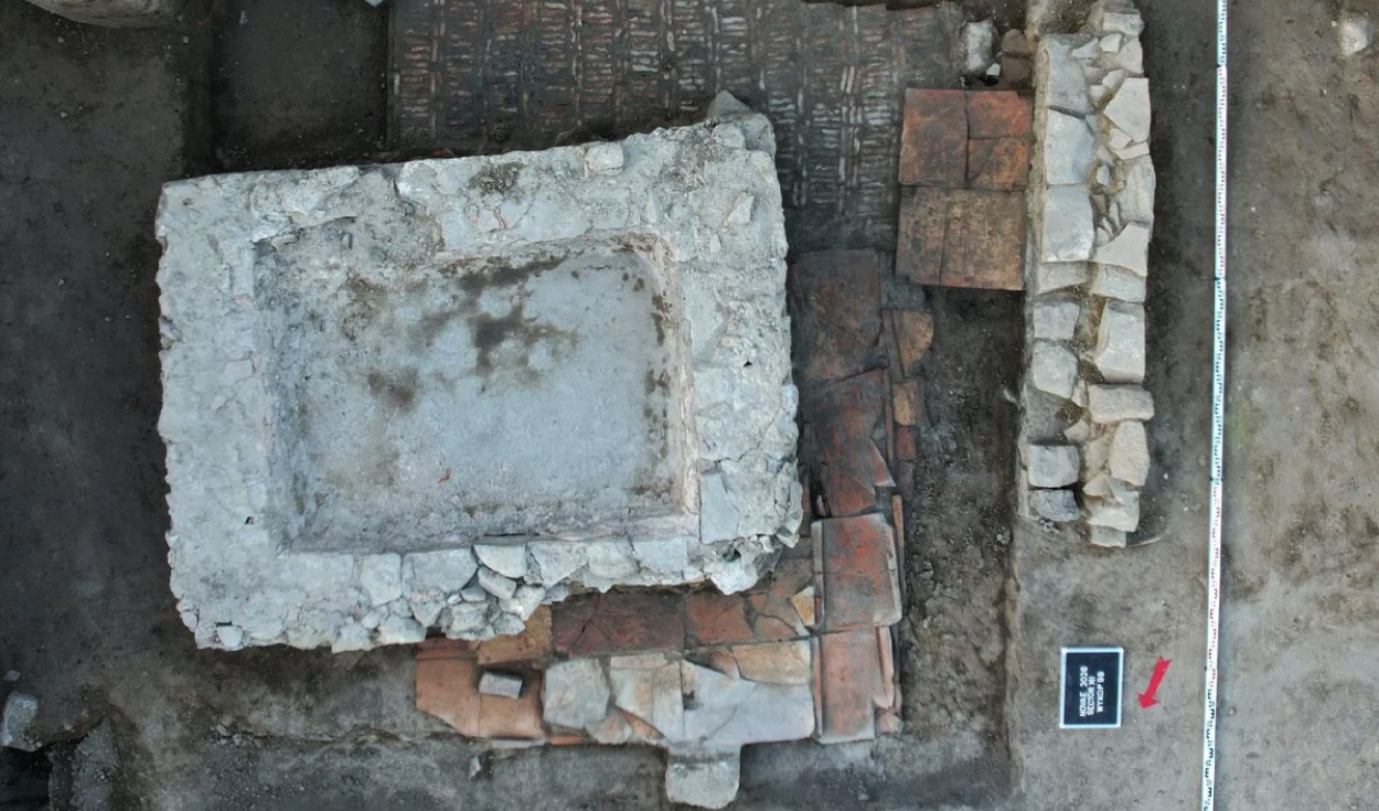 Arqueólogos descubren una monumental residencia romana: suelos multicolores, muebles de bronce y cerámica de alta calidad