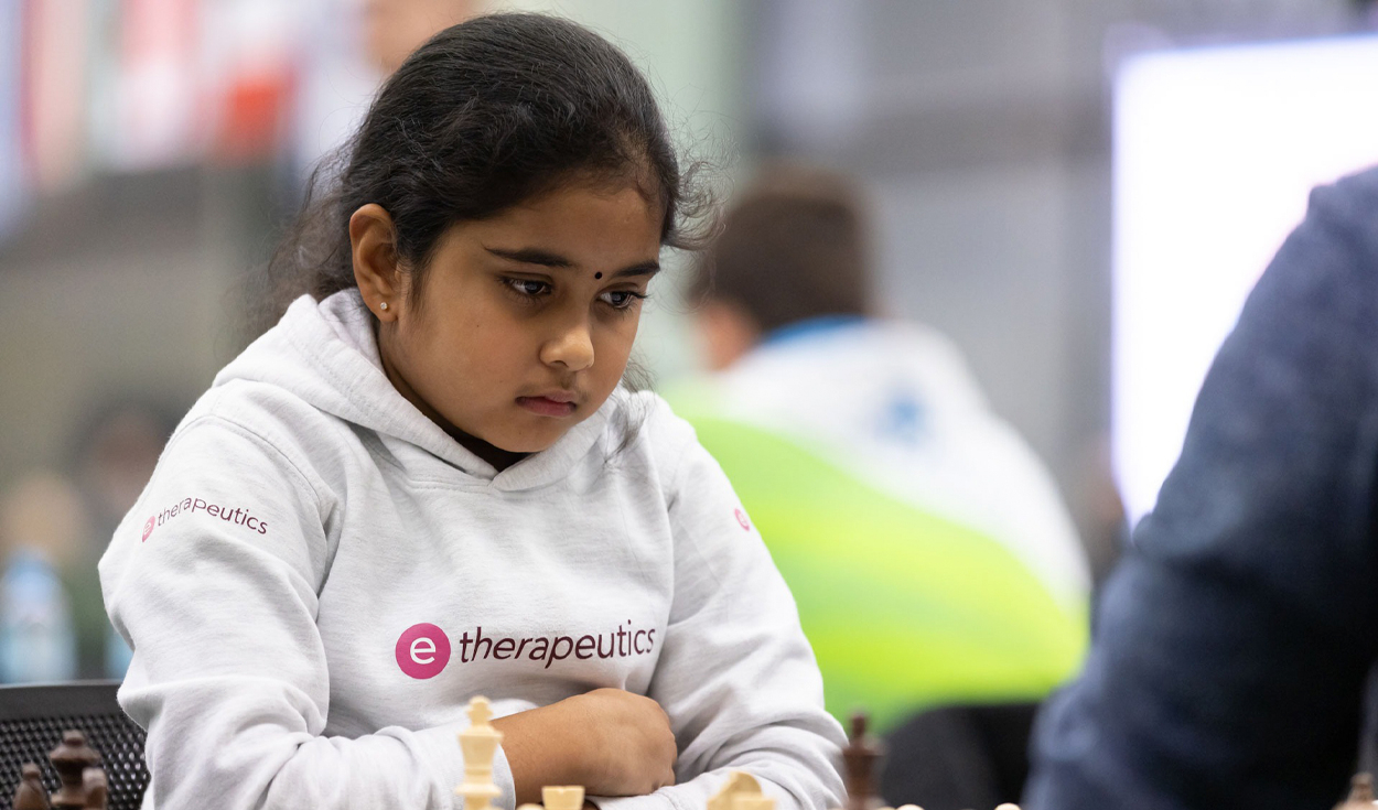 Una niña británica de 11 años hace historia en el ajedrez al convertirse en la mujer más joven en lograr el título de Gran Maestra
